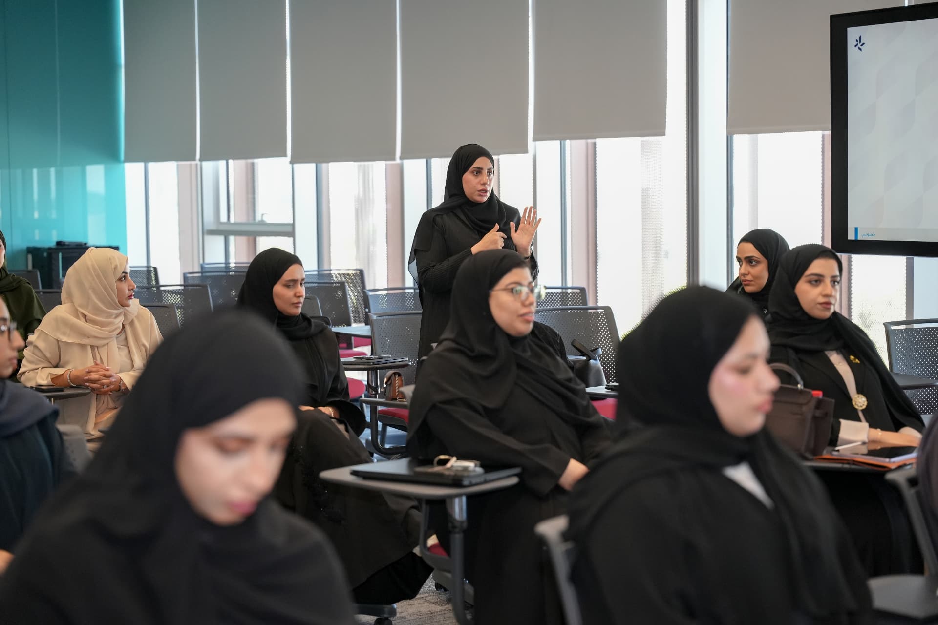 شابات إماراتيات في جلسة تدريبية لتنمية القدرات القيادية